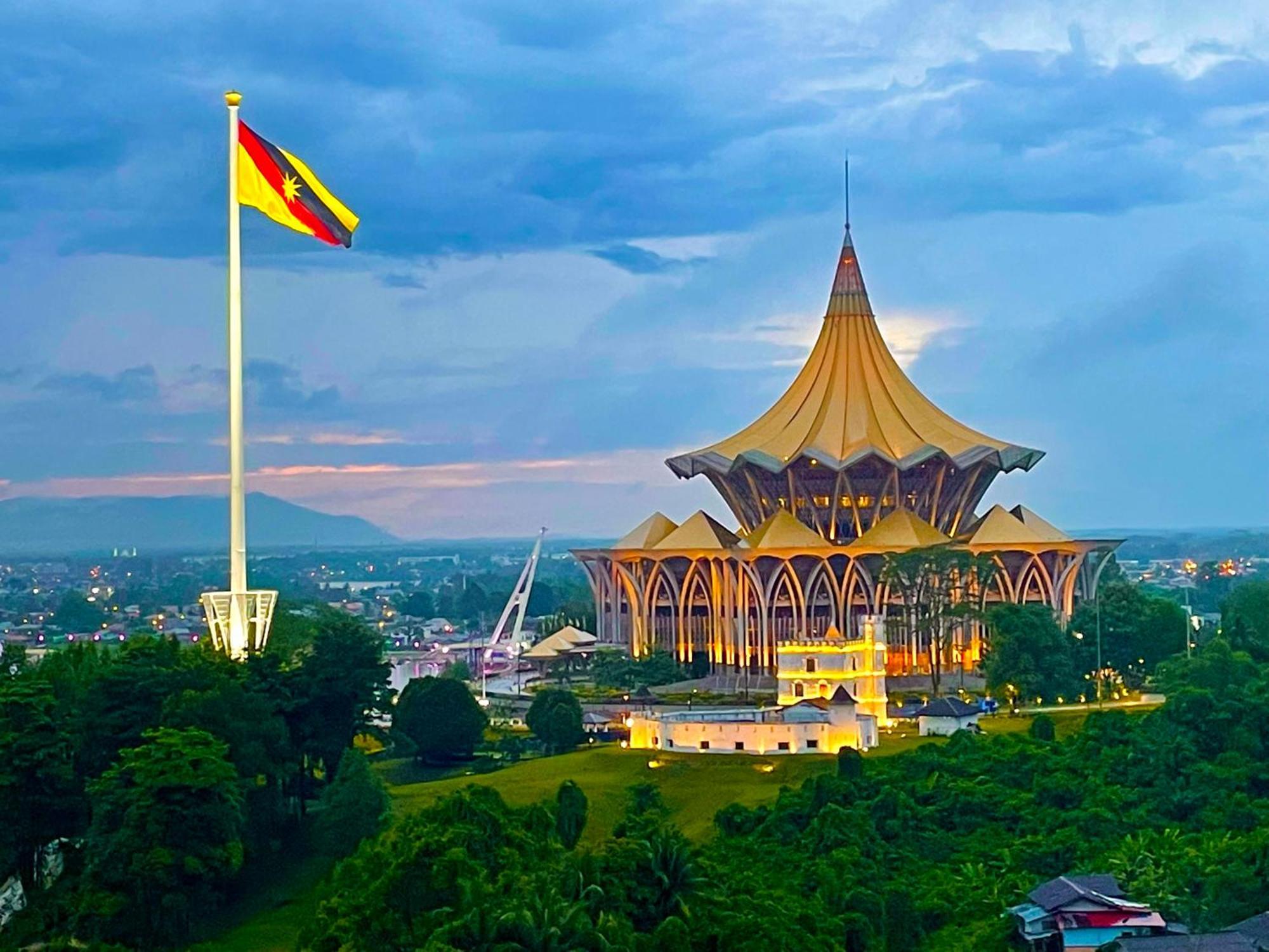 Kuching City Center Riverbank Suites With Marvelous River View Exterior photo