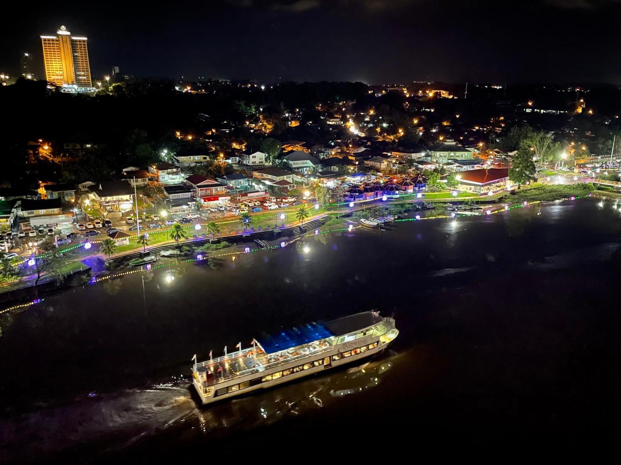Kuching City Center Riverbank Suites With Marvelous River View Exterior photo