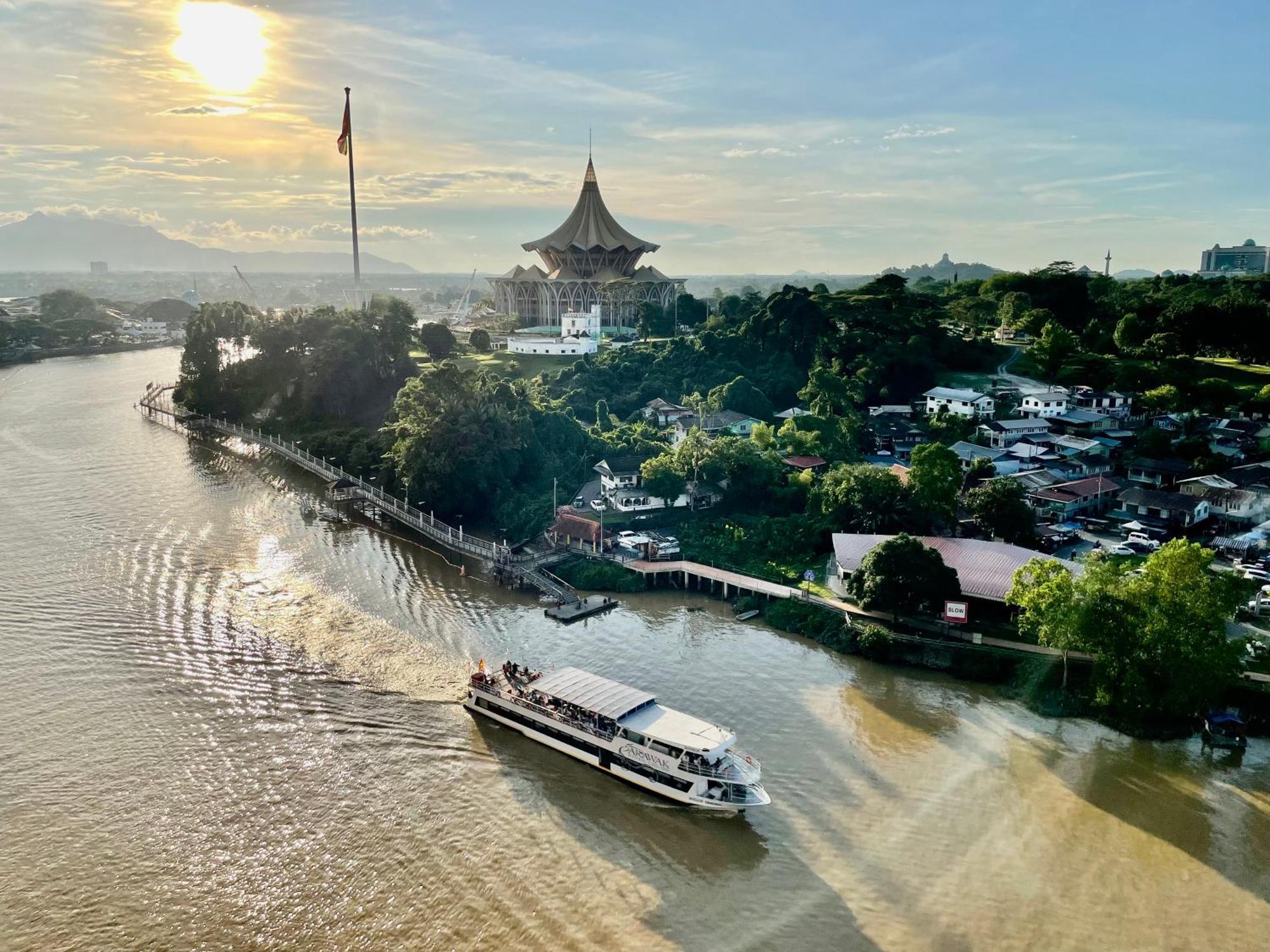 Kuching City Center Riverbank Suites With Marvelous River View Exterior photo