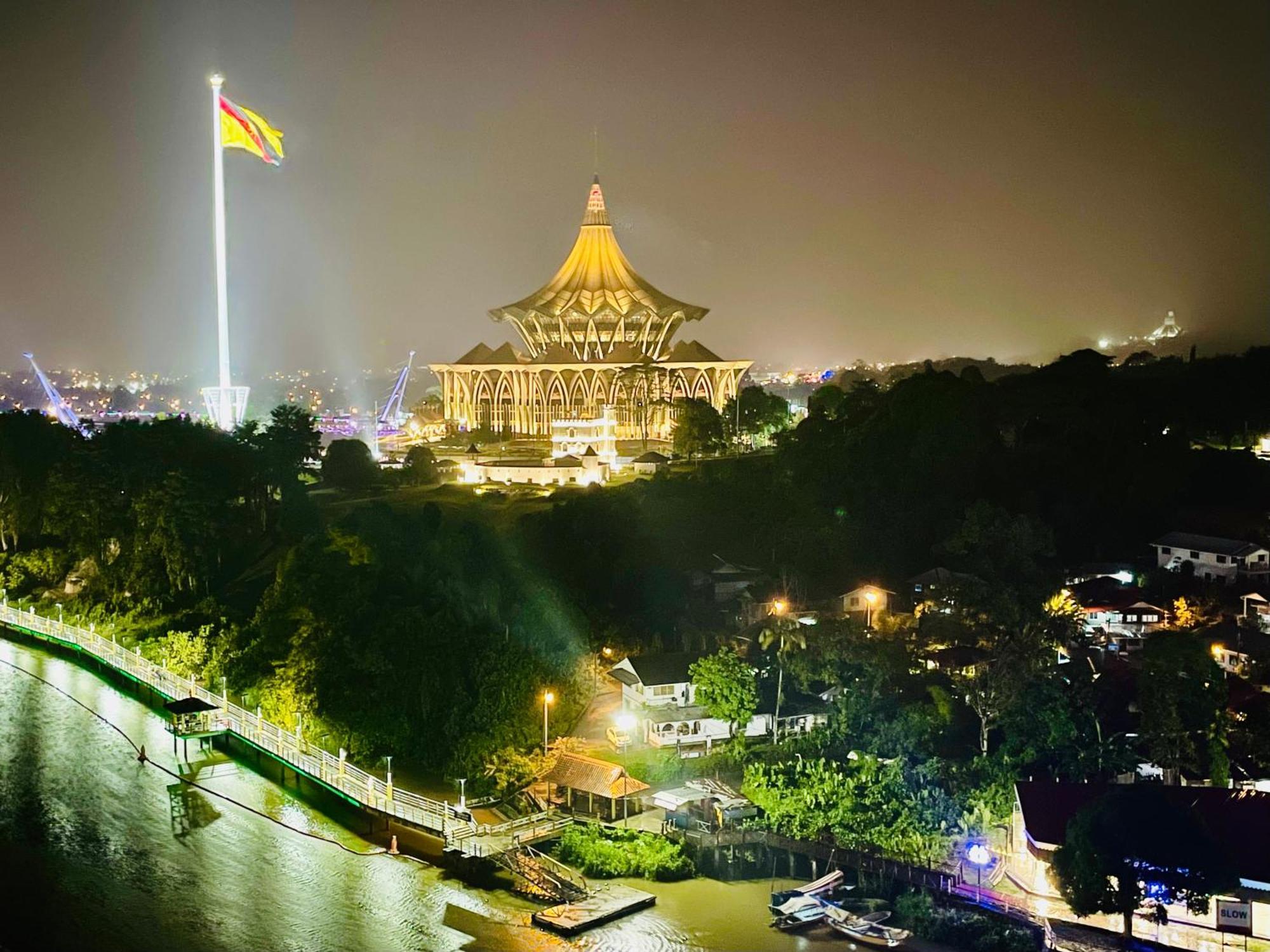 Kuching City Center Riverbank Suites With Marvelous River View Exterior photo