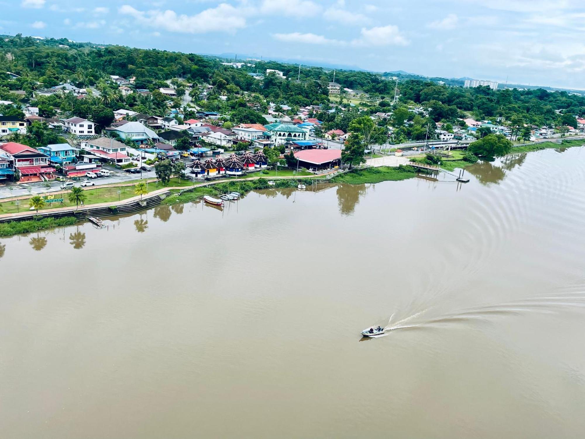 Kuching City Center Riverbank Suites With Marvelous River View Exterior photo